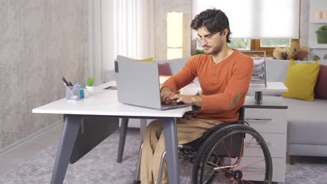 Behinderter-Teenager,-Der-Im-Rollstuhl-Sitzt-Und-Mit-Einem-Laptop-Arbeitet.